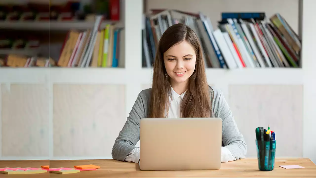 Alumna de Prepa en línea tomando clases desde casa&nbsp;
