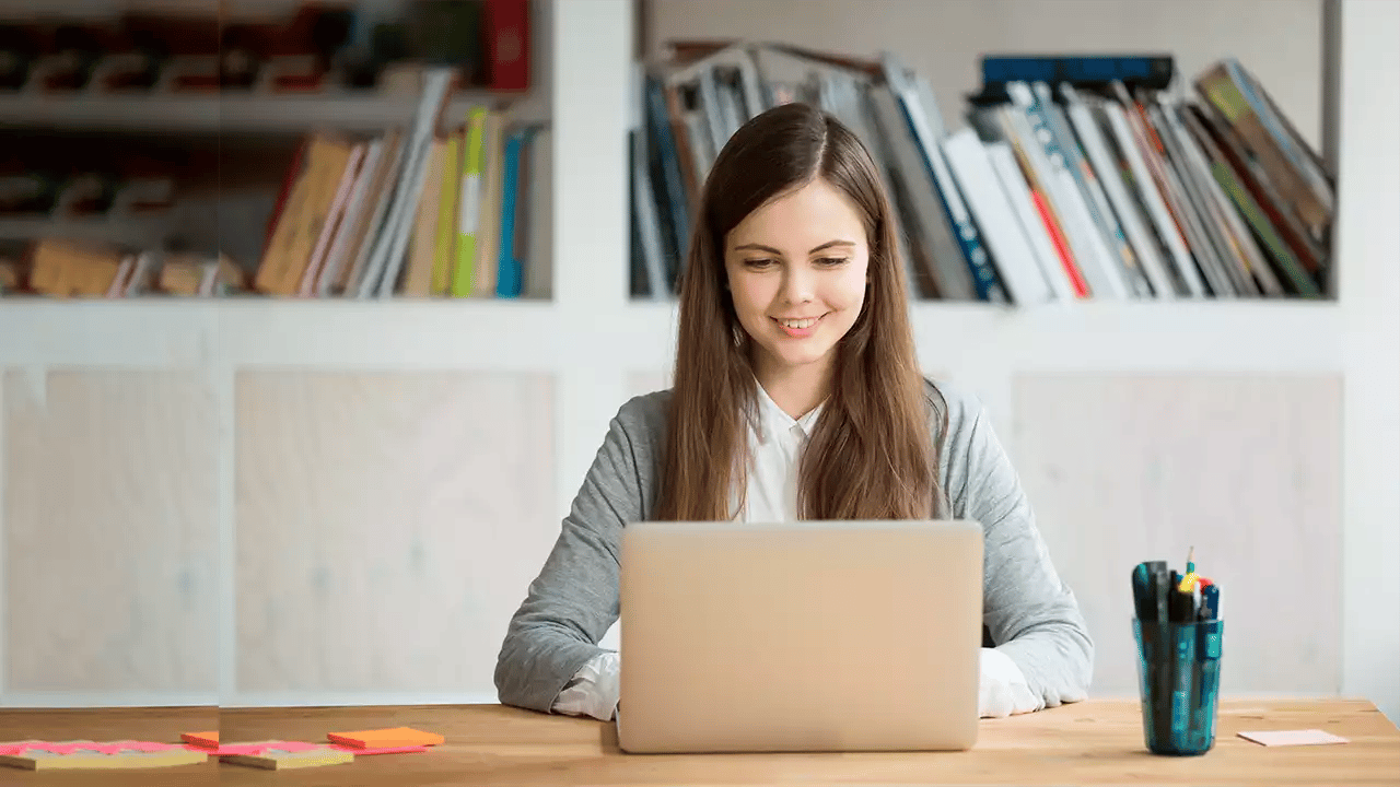 Alumna de Prepa en línea tomando clases desde casa 