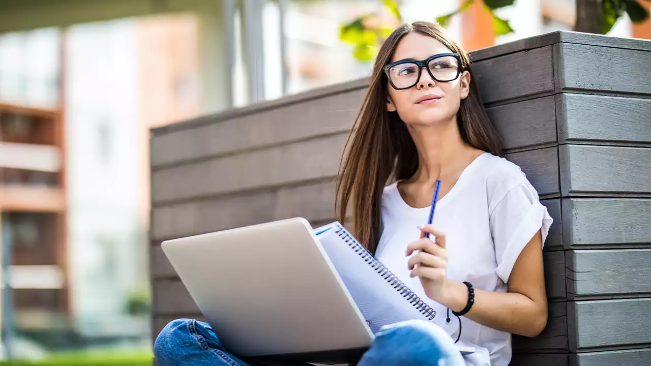 Estudiante de Prepa en Línea realizando su tarea a distancia&nbsp;