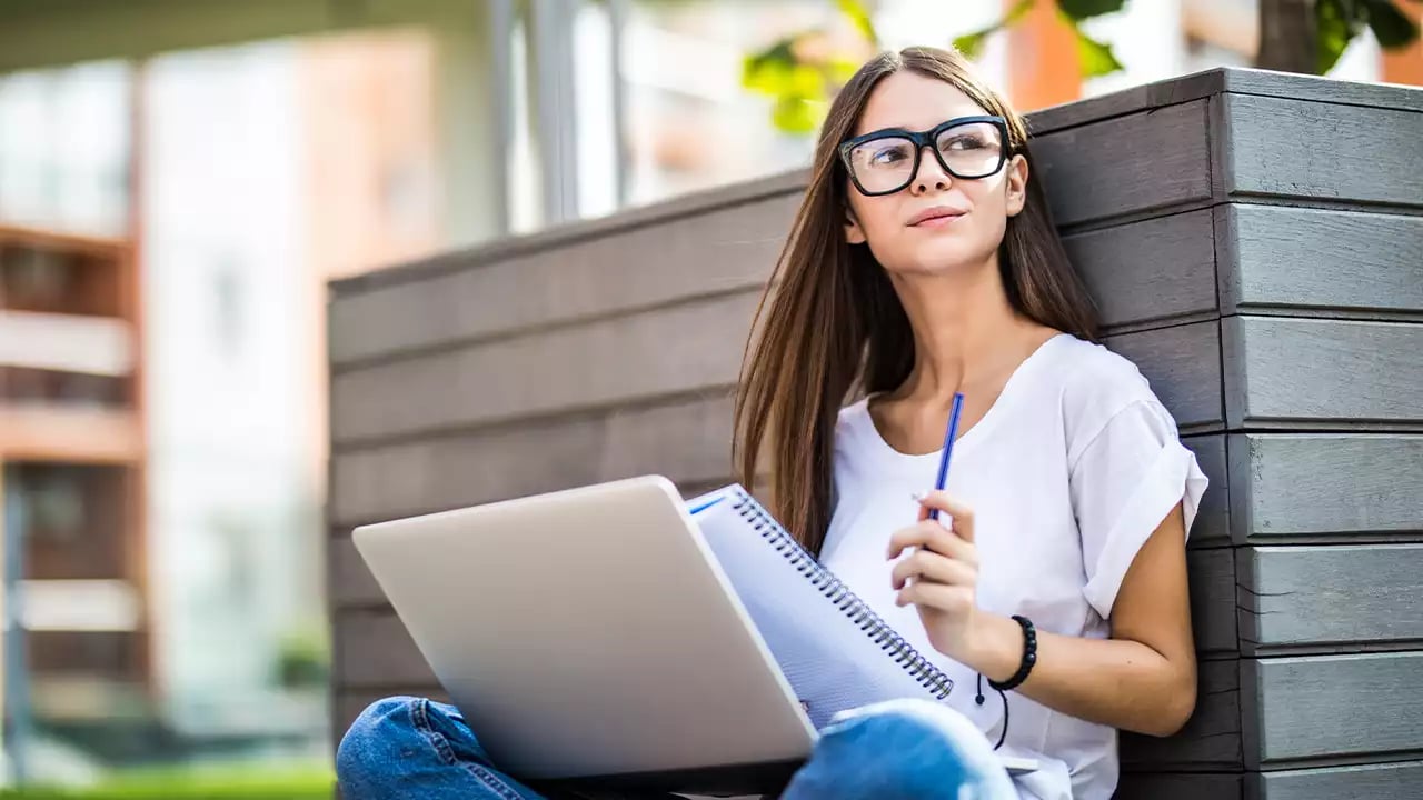 Estudiante de Prepa en Línea realizando su tarea a distancia 