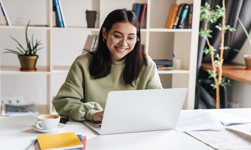 Chica de Prepa en línea tomando clase desde casa 